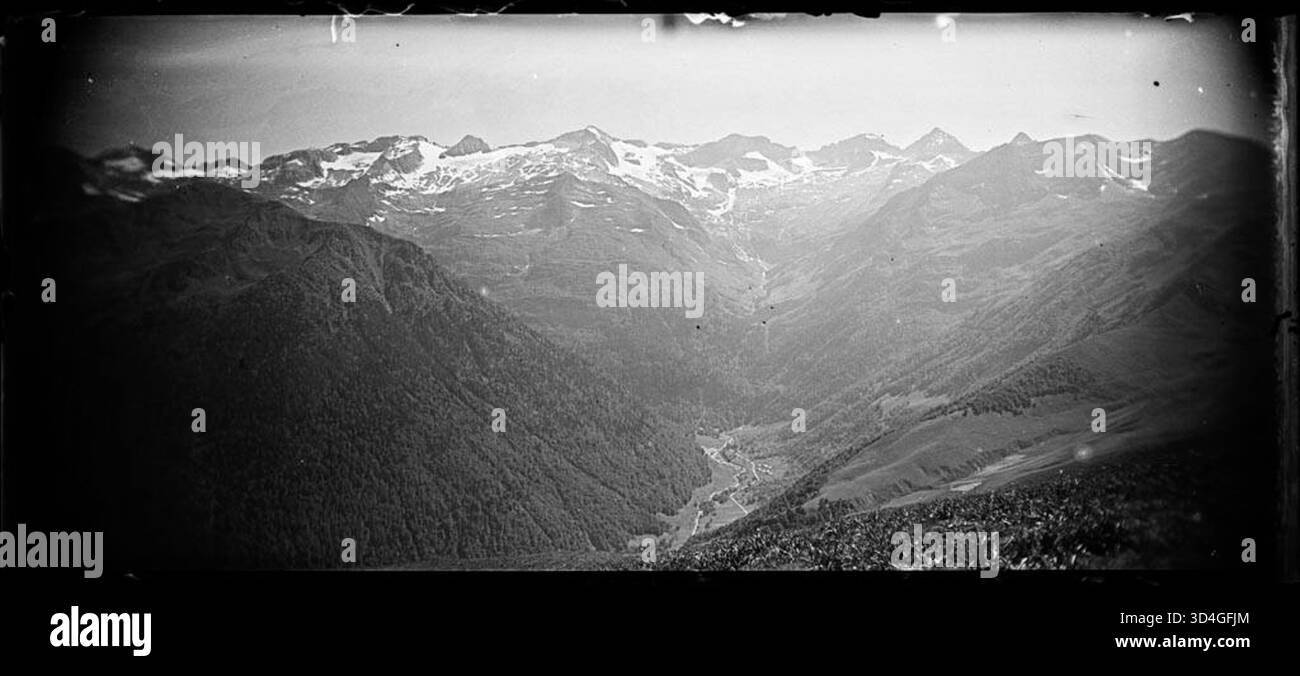 Cette photographie de Josep Domènech i Sàbat, prise entre 1922 et 1934, montre une vue panoramique d'une vallée avec une rivière et des montagnes enneigées en arrière-plan. L'image met en valeur la beauté naturelle et la topographie de la région. Banque D'Images