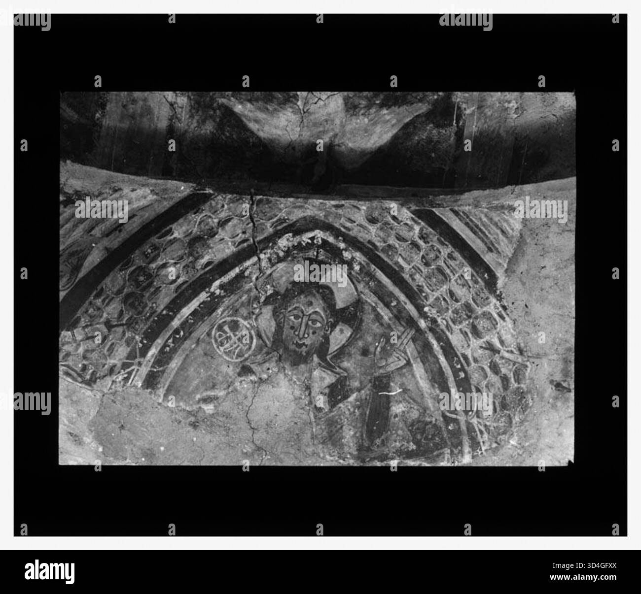 Fresque d'un Pantocrator et d'un oiseau à Santa Maria de la Clusa, capturée par Antoni Gallardo i Garriga en septembre 1933. La fresque représente des éléments religieux et naturels à l'intérieur de l'église. Banque D'Images