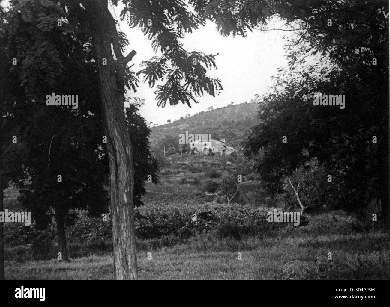 Une vue lointaine de Vallvanera à Castell d'Aro, en Catalogne, photographiée par Antoni Gallardo i Garriga en 1929. La photographie met en valeur le village et son paysage environnant de loin. Banque D'Images