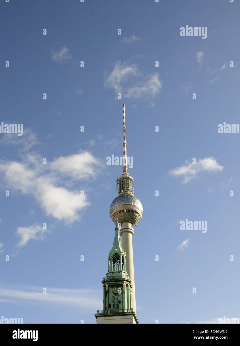 Berlin, Allemagne. Église de Marie (Marienkirche). À l'origine église paroissiale catholique (seconde moitié du XIIIe siècle), elle est devenue une église protestante luthérienne après la réforme de 1539. Flèche de Carl Gotthard Langhans (1732-1808) couronnant la tour. La tour de télévision (Fernsehturm) se démarque derrière elle. Banque D'Images