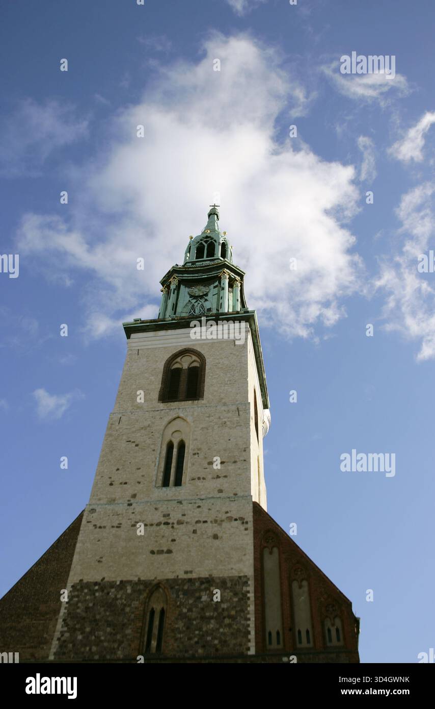 Berlin, Allemagne. Église de Marie (Marienkirche). À l'origine église paroissiale catholique (seconde moitié du XIIIe siècle), elle est devenue une église protestante luthérienne après la réforme de 1539. Vue générale de la tour du XVe siècle, couronnée en 1790 par un clocher de Carl Gotthard Langhans (1732-1808). Banque D'Images