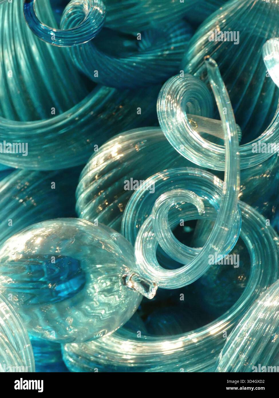 SEATTLE - APR 25, 2025 - la lumière réfléchissant et réfractant à travers des rubans de verre turquoise tourbillonnant crée une composition abstraite fascinante, idéale pour fo Banque D'Images