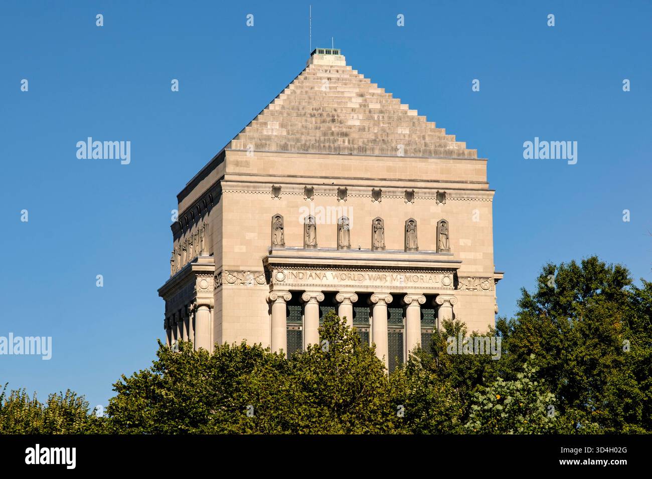 Vue extérieure du musée Indiana War Memorial par une journée ensoleillée Banque D'Images