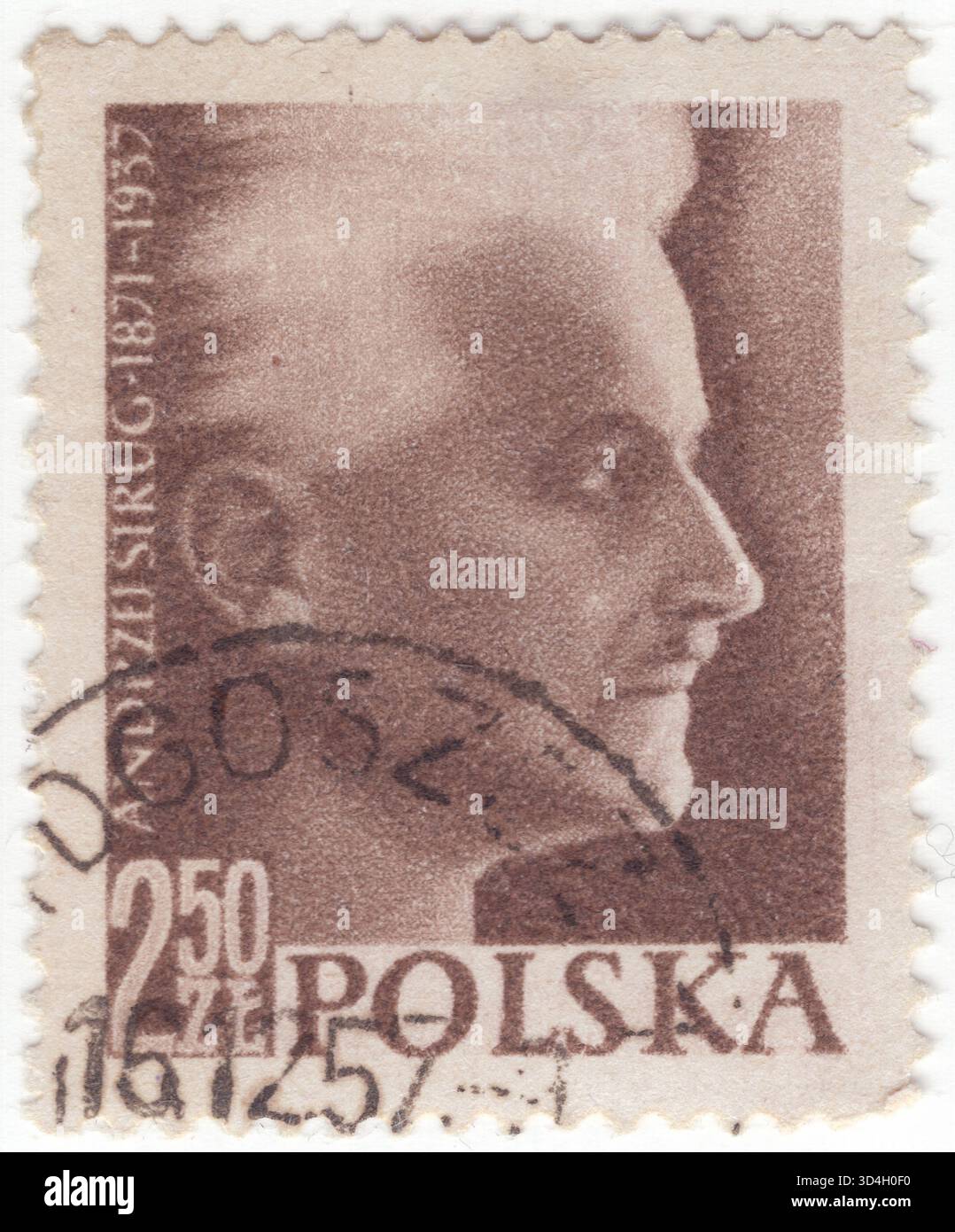 POLOGNE — 16 décembre 1957 : timbre-poste marron à 2,50 zloty représentant un portrait d'Andrzej Strug. 20e anniversaire de la mort d'Andrzej Strug, romancier. Andrzej Strug, de son vrai nom Tadeusz (ou Stefan) Gałecki était un politicien socialiste polonais, publiciste et militant pour l'indépendance de la Pologne. Il est également franc-maçon et décline l'offre de rejoindre la prestigieuse Académie polonaise de littérature, bouleversé par les critiques officielles du mouvement. Strug était actif dans plusieurs organisations polonaises sous partition militaire et était membre du Parti socialiste polonais Banque D'Images