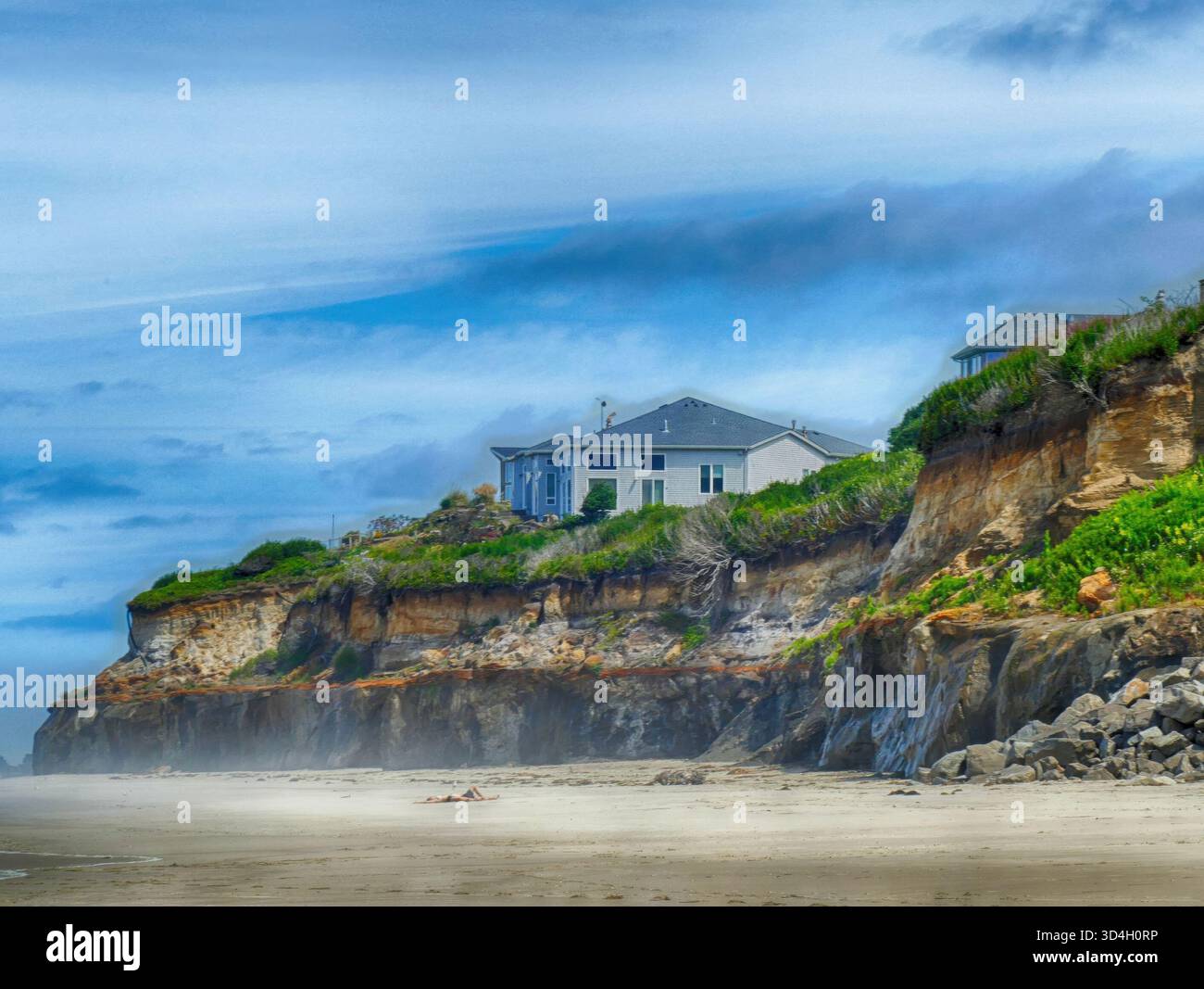 NEWPORT, OREGON - 25 MAI 2025 - vue panoramique de maisons perchées sur une falaise en érosion surplombant la plage de sable de Newport, Oregon, mettant en valeur coasta Banque D'Images
