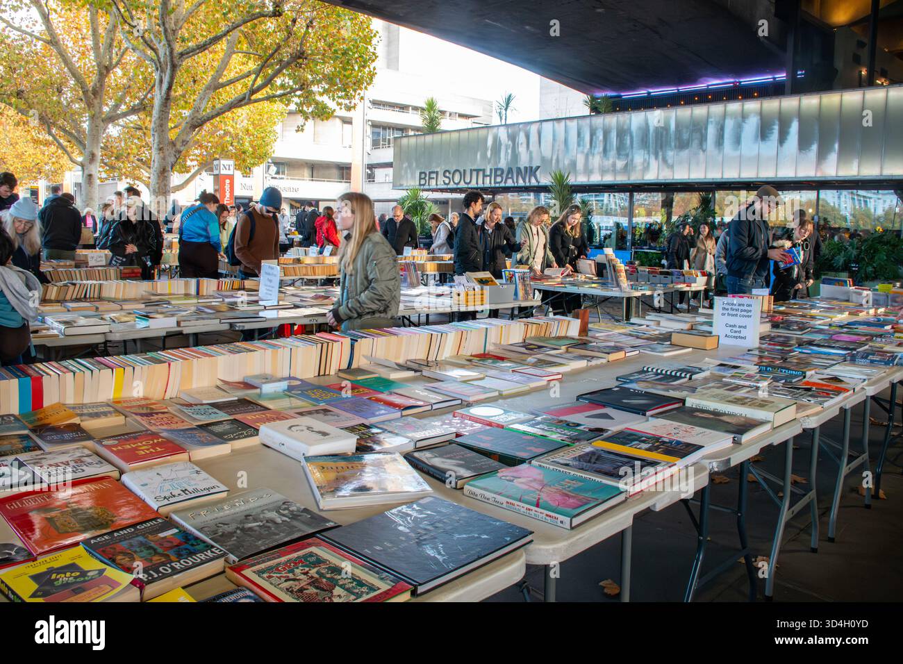 Les gens qui parcourent des livres au South Bank Book Market sous le pont de Waterloo près de la Tamise, Londres, Angleterre, Royaume-Uni Banque D'Images