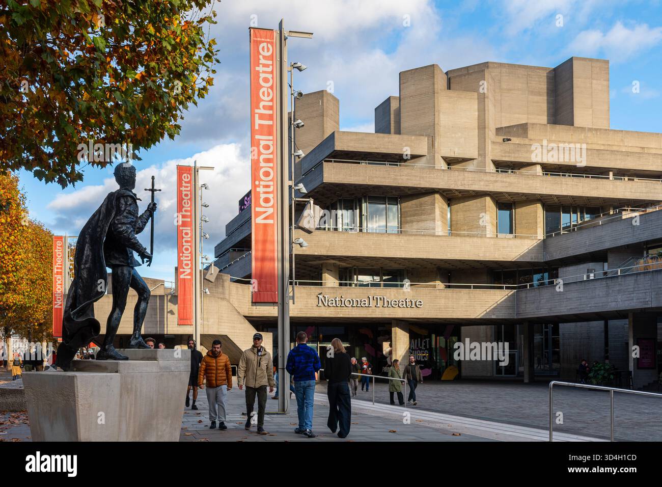 Vue du National Theatre sur South Bank, Londres, Angleterre, Royaume-Uni, avec la statue de Laurence Olivier par la sculptrice Angela Conner Banque D'Images
