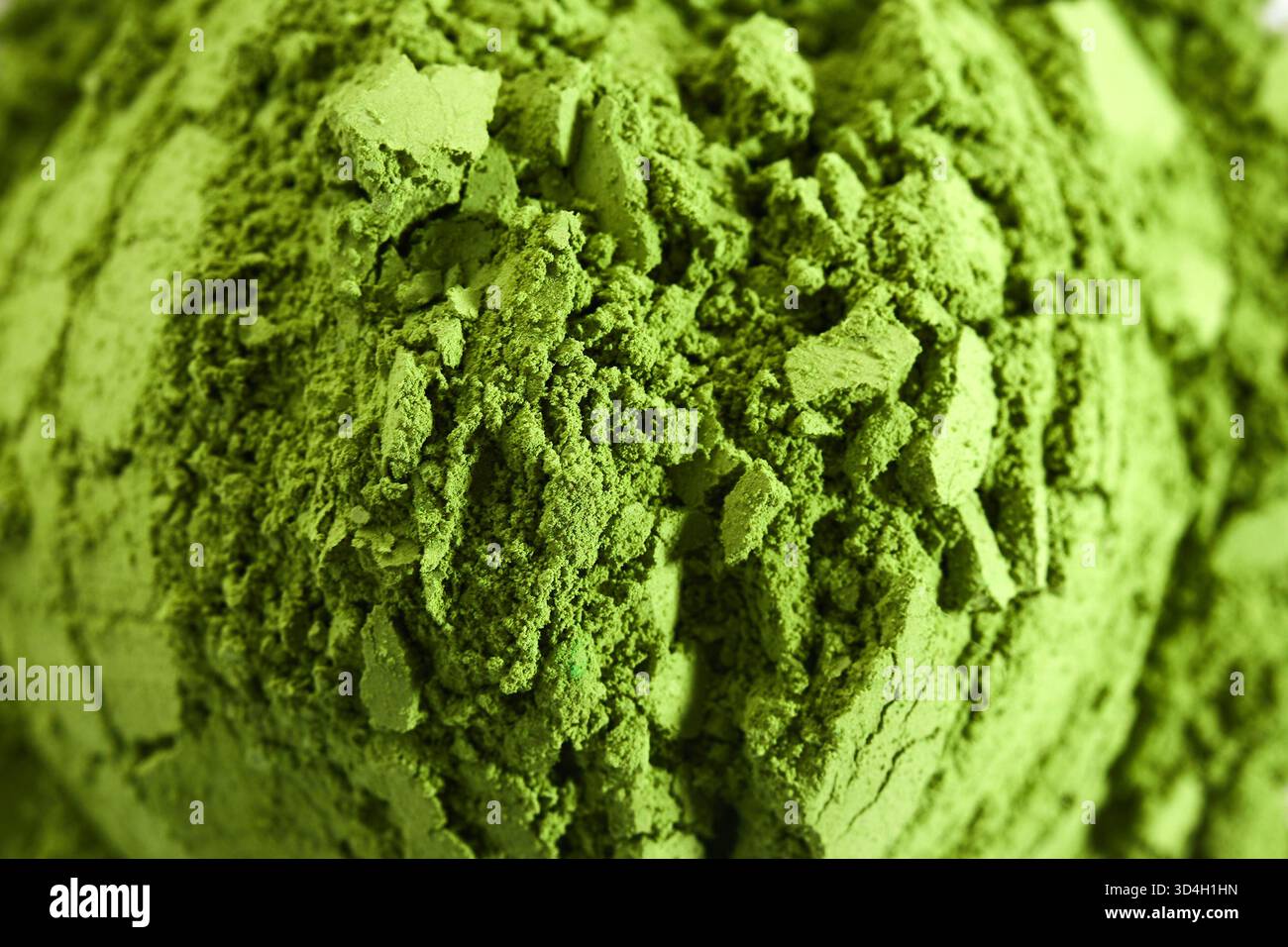 Poudre de Matcha vert. Gros plan de poudre de matcha vert éclatant Banque D'Images