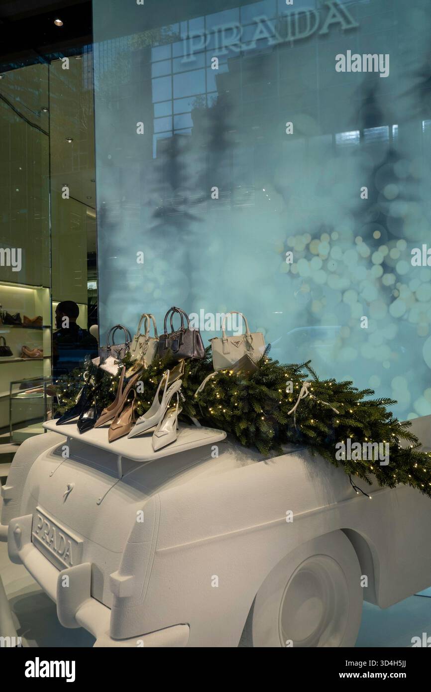 Prada Designer Store a ouvert ses portes sur la Cinquième avenue 2025, New York City, États-Unis Banque D'Images