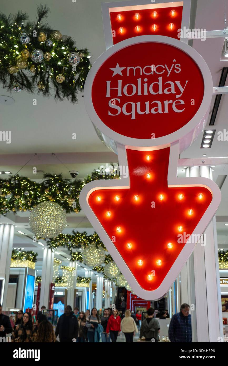 Les décorations de vacances de Macy sont toujours un arrêt touristique populaire à Herald Square, New York City, USA 2025 Banque D'Images
