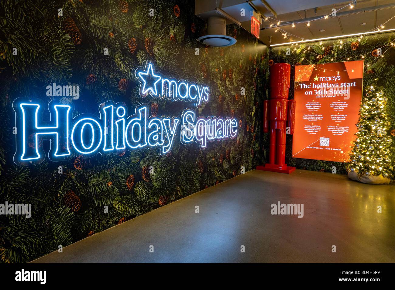 Les décorations de vacances de Macy sont toujours un arrêt touristique populaire à Herald Square, New York City, USA 2025 Banque D'Images