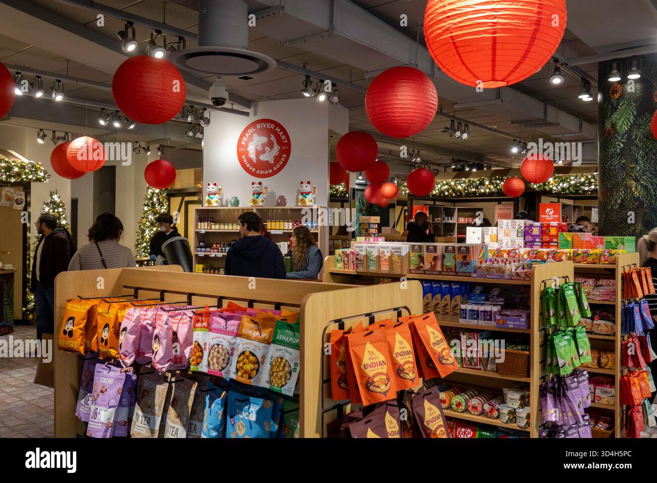 Les décorations de vacances de Macy sont toujours un arrêt touristique populaire à Herald Square, New York City, USA 2025 Banque D'Images