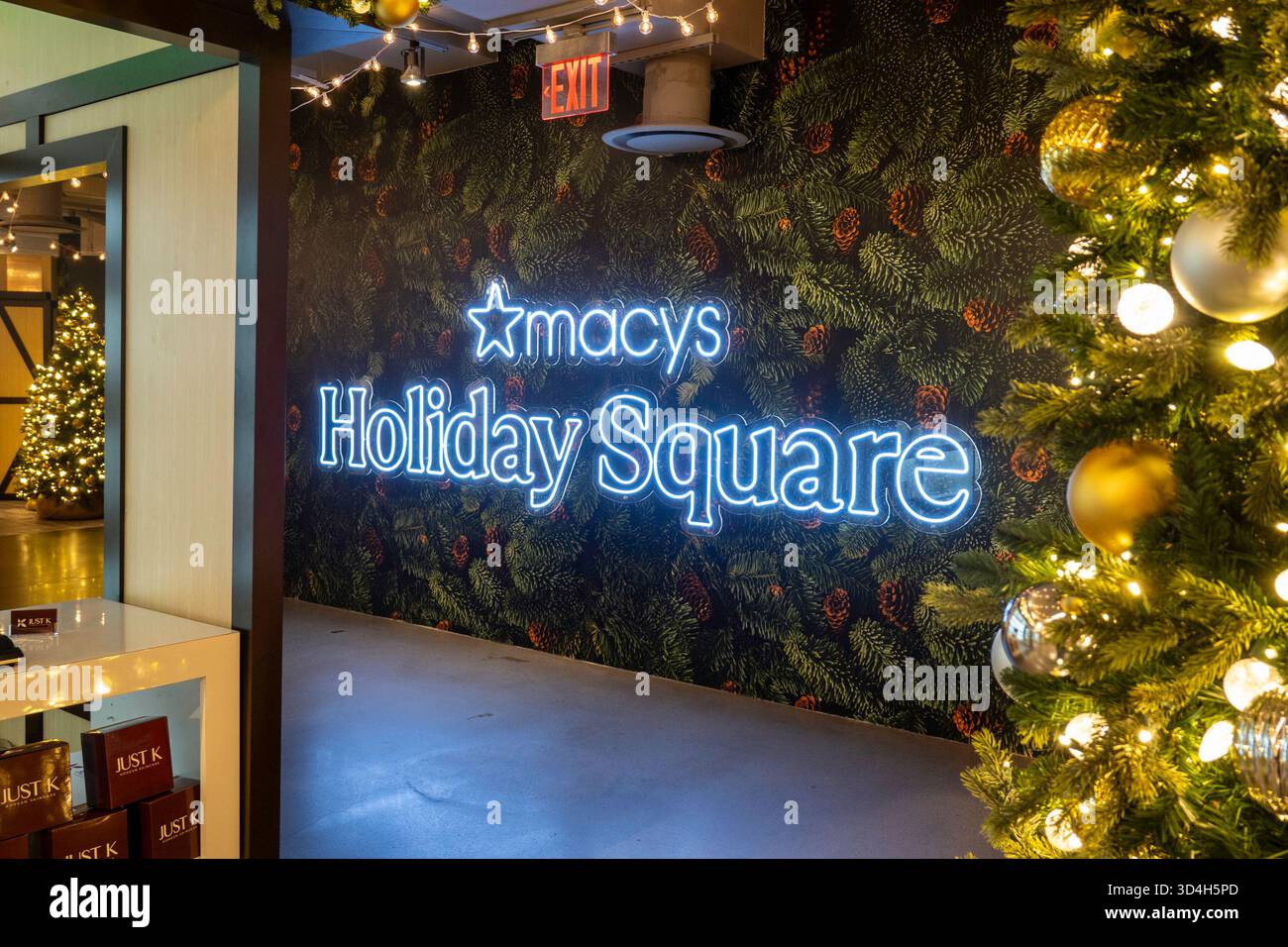 Les décorations de vacances de Macy sont toujours un arrêt touristique populaire à Herald Square, New York City, USA 2025 Banque D'Images