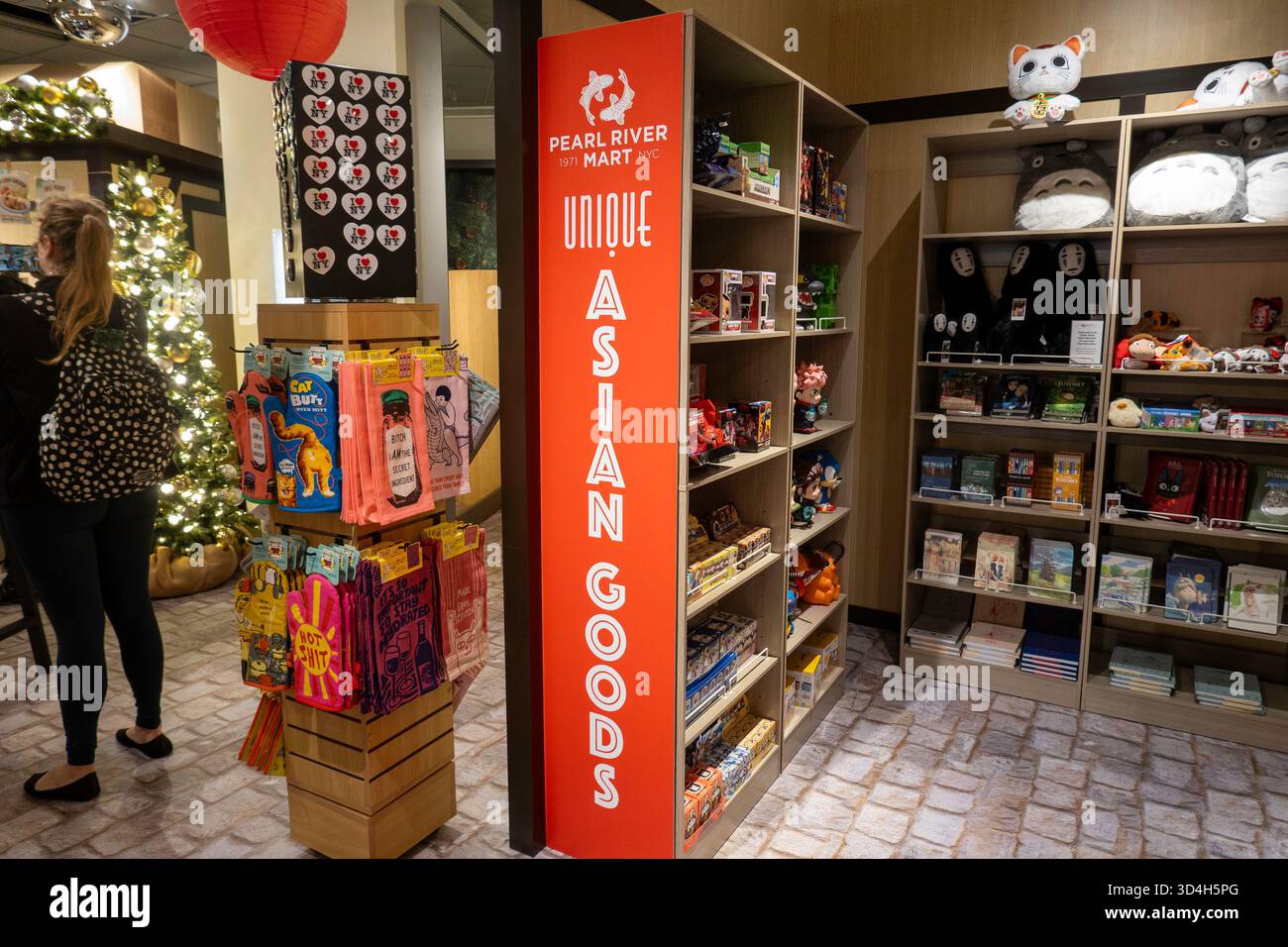Les décorations de vacances de Macy sont toujours un arrêt touristique populaire à Herald Square, New York City, USA 2025 Banque D'Images