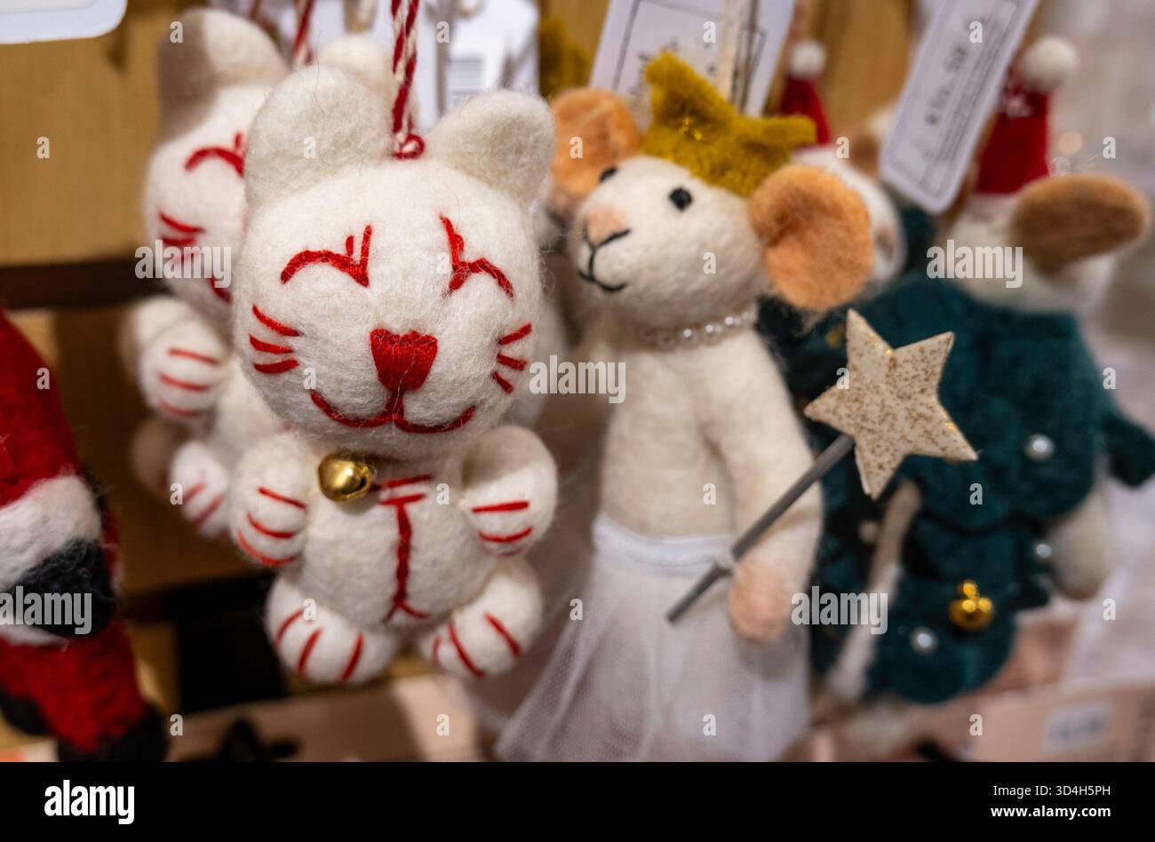 Les décorations de vacances de Macy sont toujours un arrêt touristique populaire à Herald Square, New York City, USA 2025 Banque D'Images