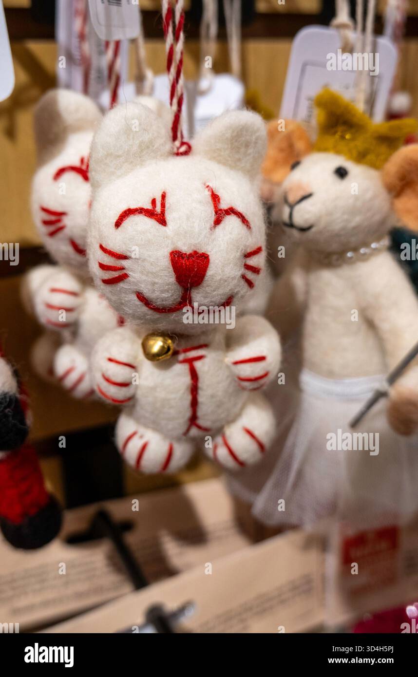 Les décorations de vacances de Macy sont toujours un arrêt touristique populaire à Herald Square, New York City, USA 2025 Banque D'Images