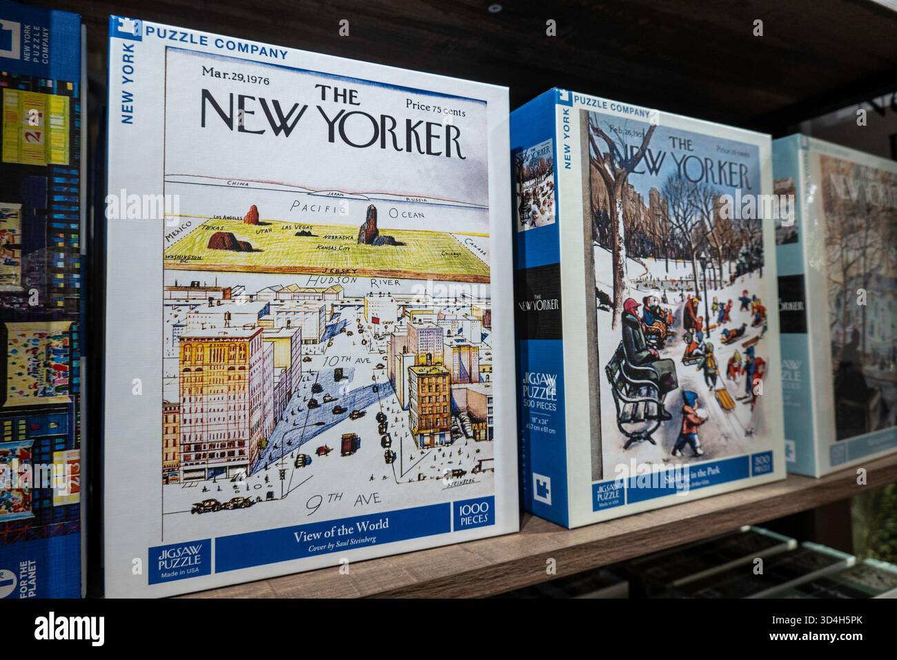 Les décorations de vacances de Macy sont toujours un arrêt touristique populaire à Herald Square, New York City, USA 2025 Banque D'Images