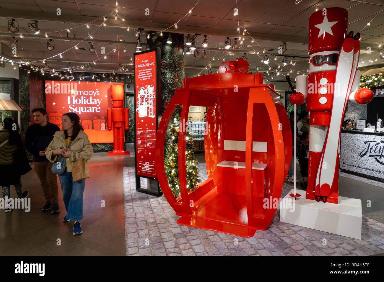 Les décorations de vacances de Macy sont toujours un arrêt touristique populaire à Herald Square, New York City, USA 2025 Banque D'Images