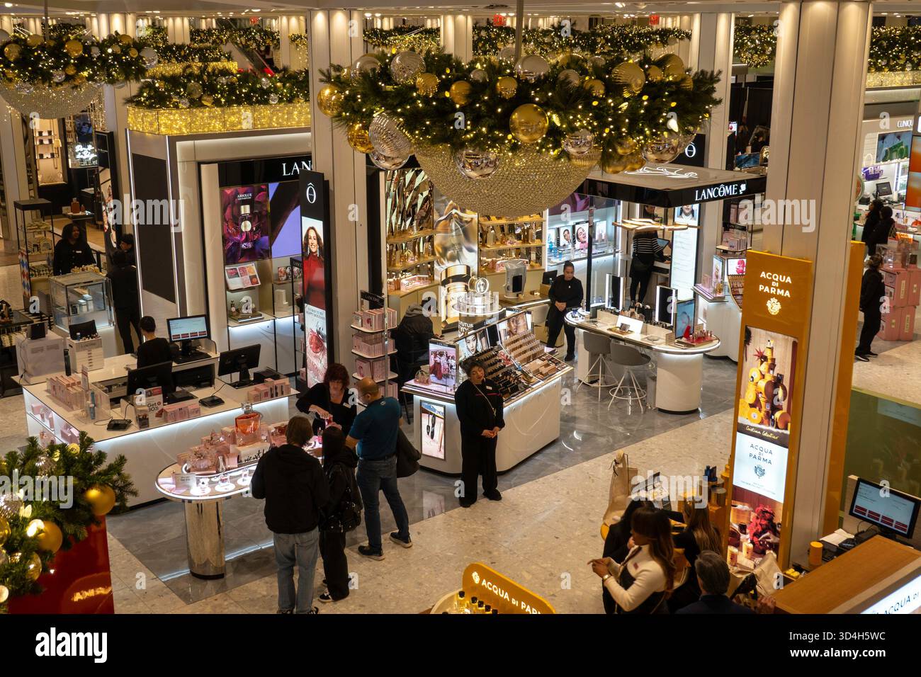 Les décorations de vacances de Macy sont toujours un arrêt touristique populaire à Herald Square, New York City, USA 2025 Banque D'Images