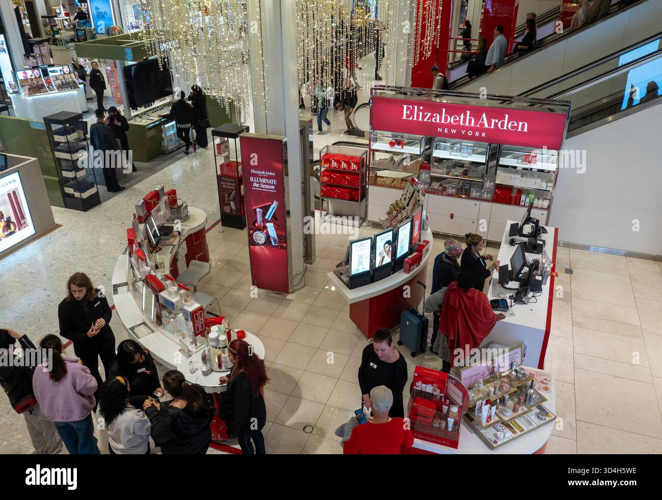 Les décorations de vacances de Macy sont toujours un arrêt touristique populaire à Herald Square, New York City, USA 2025 Banque D'Images