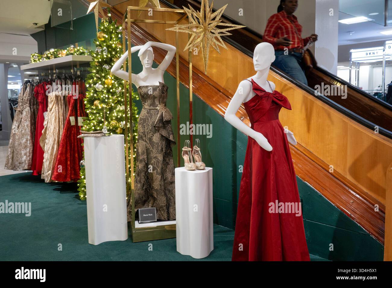 Les décorations de vacances de Macy sont toujours un arrêt touristique populaire à Herald Square, New York City, USA 2025 Banque D'Images