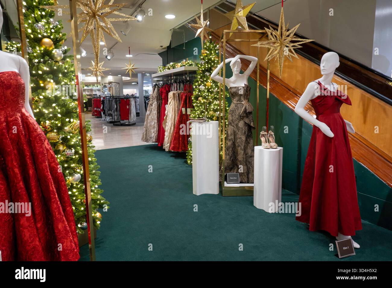 Les décorations de vacances de Macy sont toujours un arrêt touristique populaire à Herald Square, New York City, USA 2025 Banque D'Images