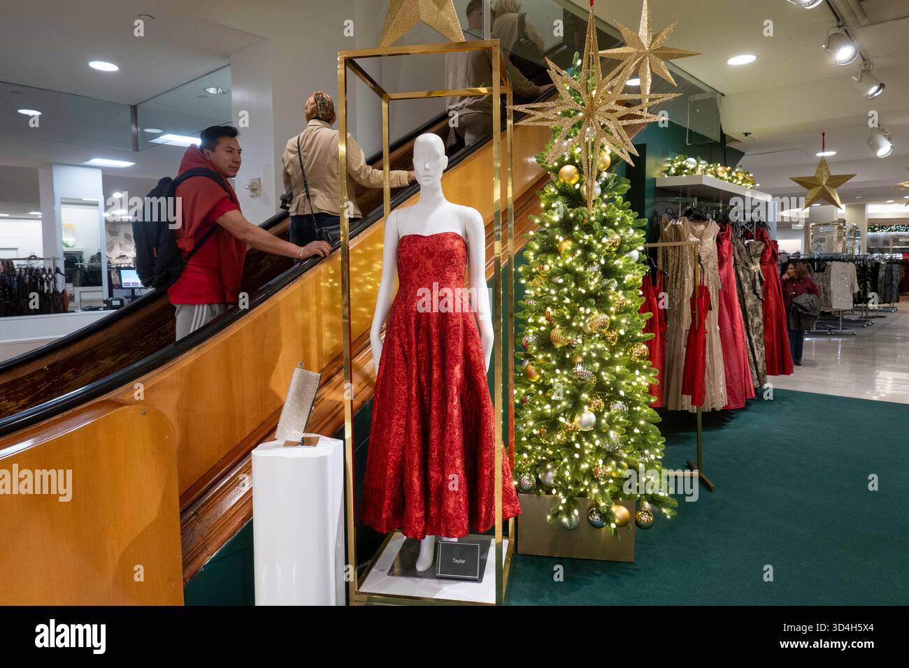 Les décorations de vacances de Macy sont toujours un arrêt touristique populaire à Herald Square, New York City, USA 2025 Banque D'Images