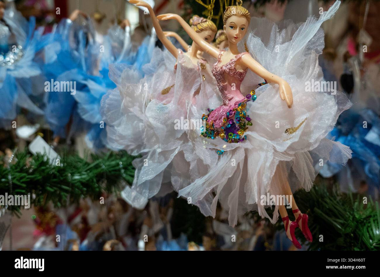 Les décorations de vacances de Macy sont toujours un arrêt touristique populaire à Herald Square, New York City, USA 2025 Banque D'Images