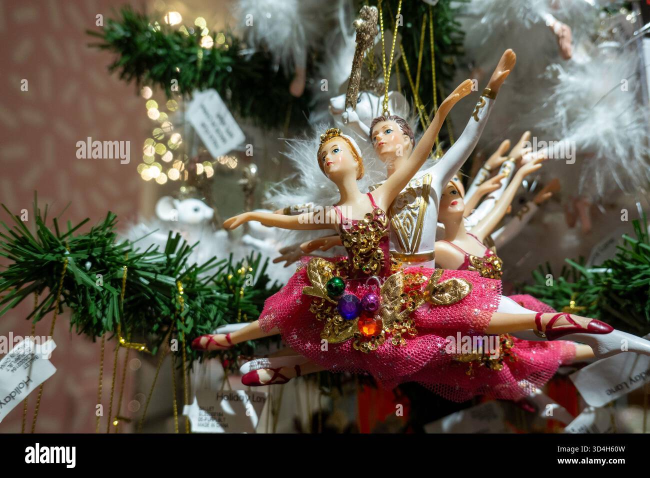 Les décorations de vacances de Macy sont toujours un arrêt touristique populaire à Herald Square, New York City, USA 2025 Banque D'Images