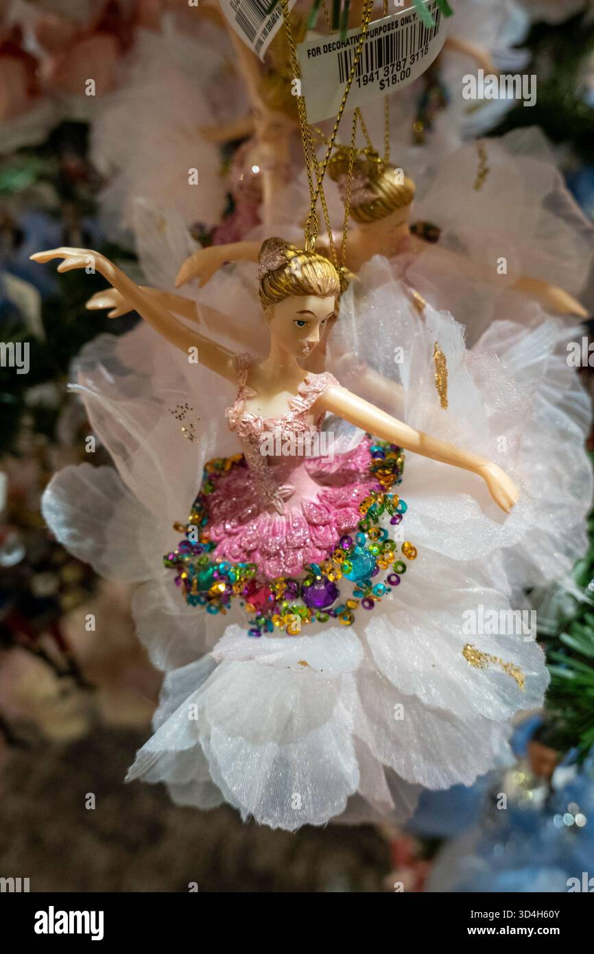 Les décorations de vacances de Macy sont toujours un arrêt touristique populaire à Herald Square, New York City, USA 2025 Banque D'Images