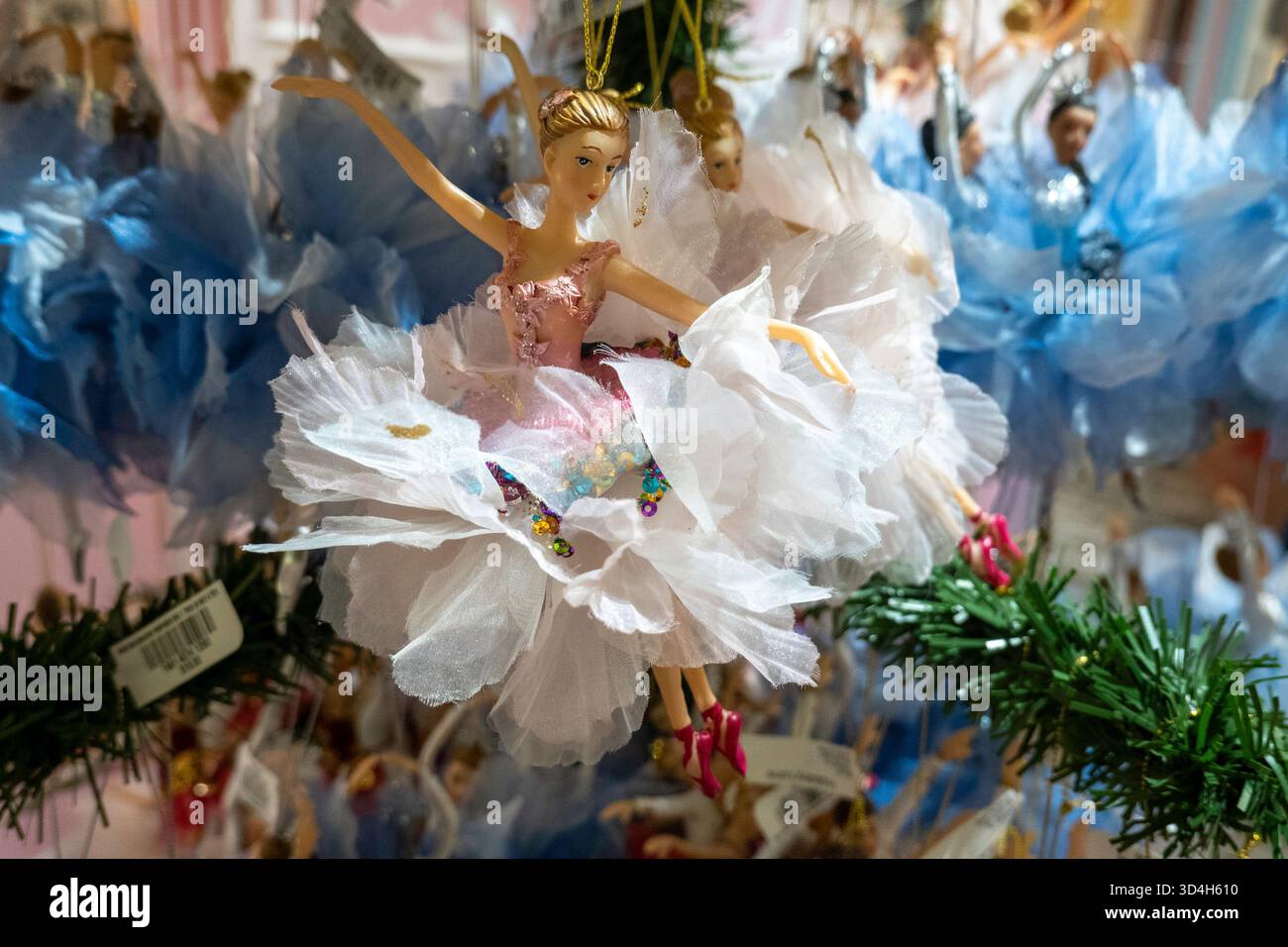Les décorations de vacances de Macy sont toujours un arrêt touristique populaire à Herald Square, New York City, USA 2025 Banque D'Images