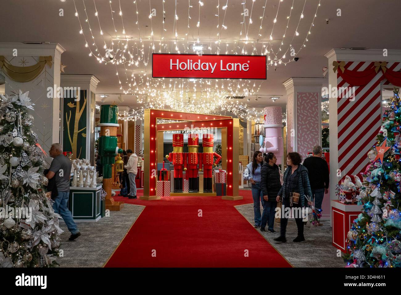 Les décorations de vacances de Macy sont toujours un arrêt touristique populaire à Herald Square, New York City, USA 2025 Banque D'Images