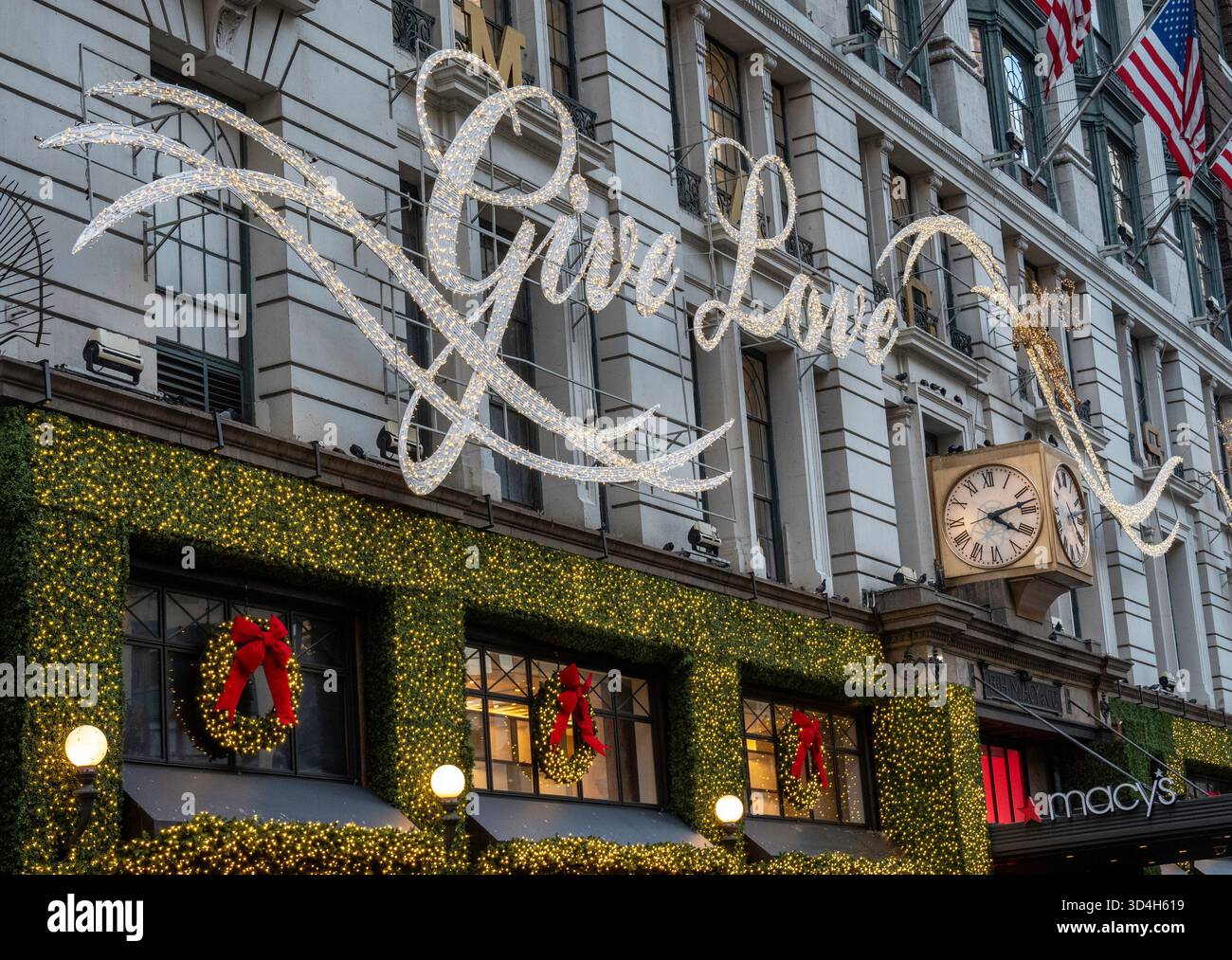 Les décorations de vacances de Macy sont toujours un arrêt touristique populaire à Herald Square, New York City, USA 2025 Banque D'Images