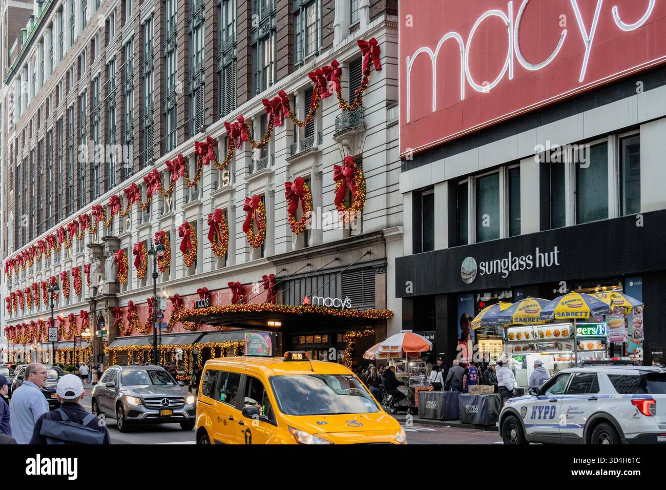 Les décorations de vacances de Macy sont toujours un arrêt touristique populaire à Herald Square, New York City, USA 2025 Banque D'Images