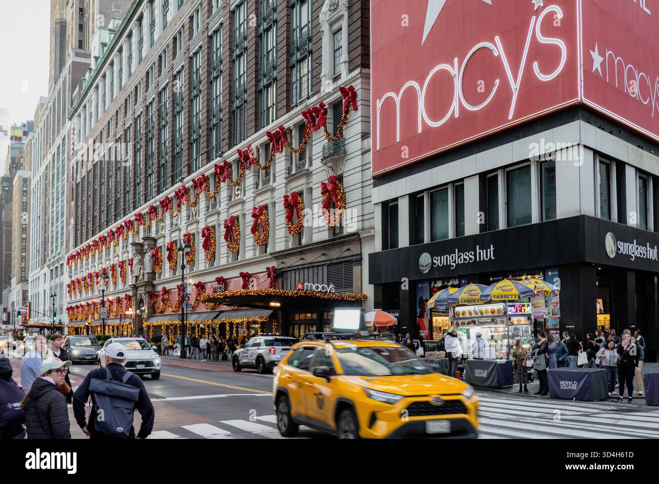 Les décorations de vacances de Macy sont toujours un arrêt touristique populaire à Herald Square, New York City, USA 2025 Banque D'Images