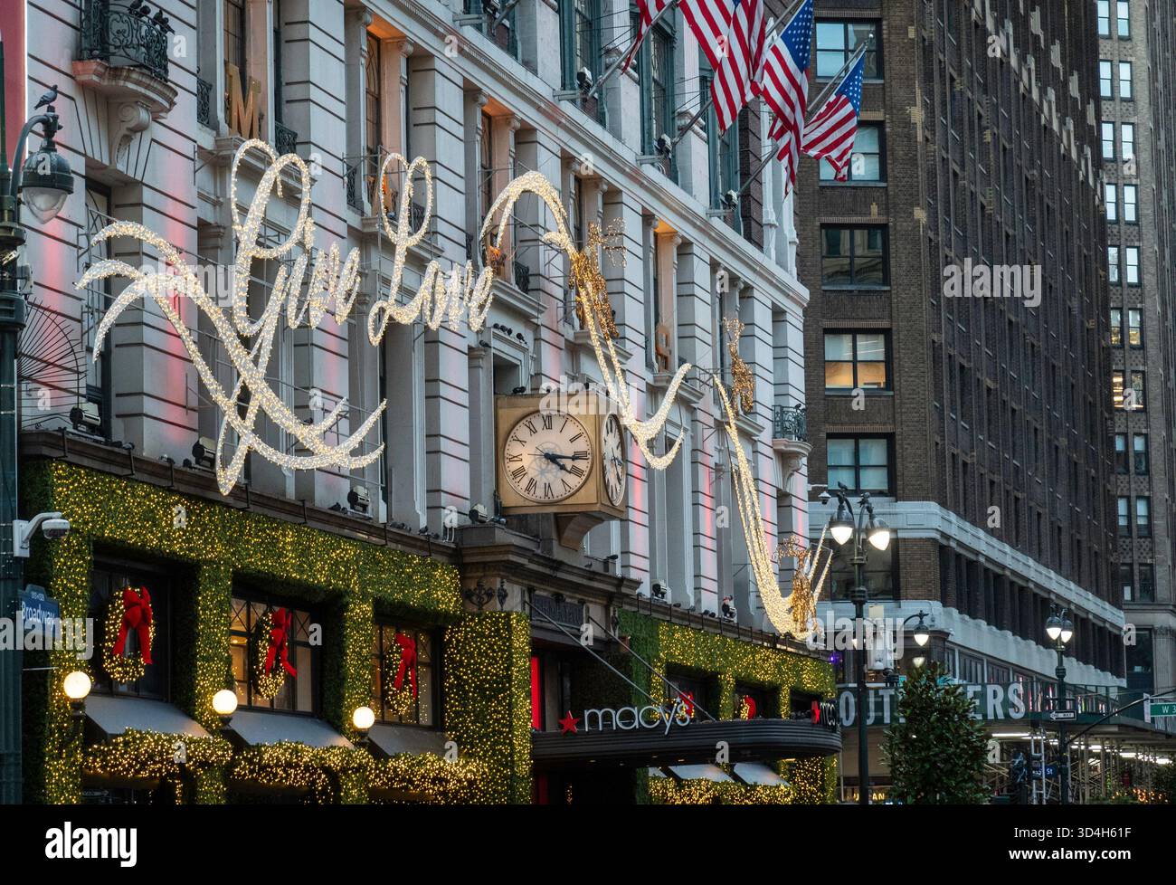 Les décorations de vacances de Macy sont toujours un arrêt touristique populaire à Herald Square, New York City, USA 2025 Banque D'Images