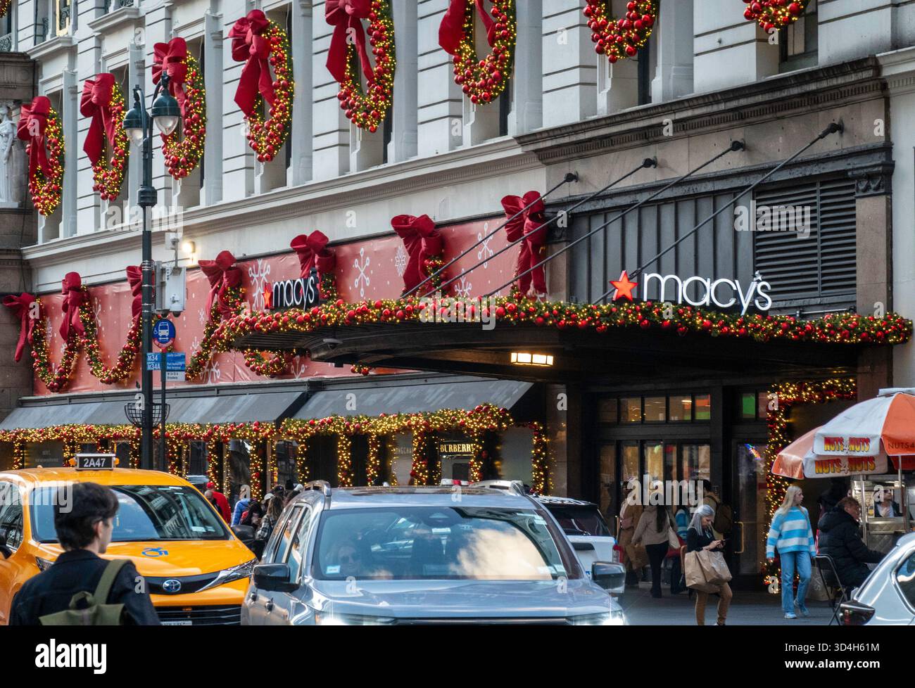 Les décorations de vacances de Macy sont toujours un arrêt touristique populaire à Herald Square, New York City, USA 2025 Banque D'Images