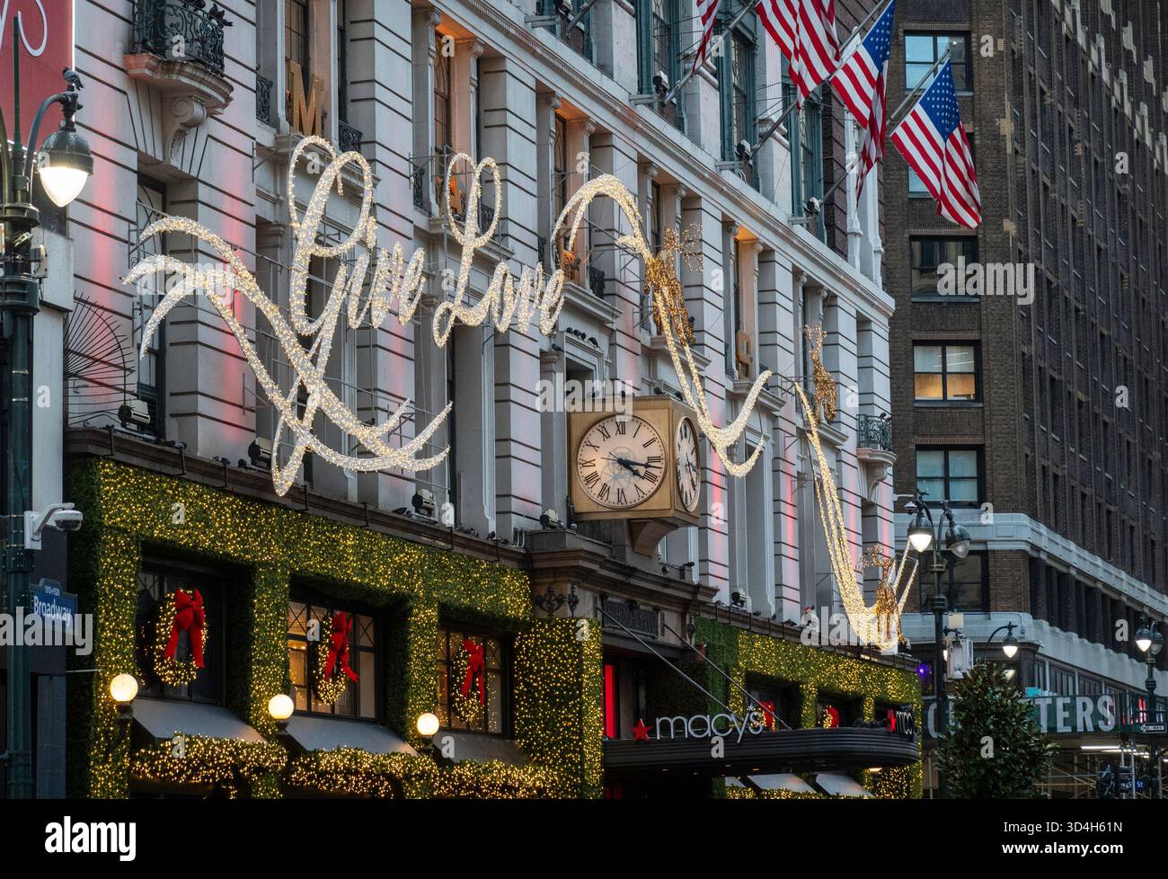 Les décorations de vacances de Macy sont toujours un arrêt touristique populaire à Herald Square, New York City, USA 2025 Banque D'Images