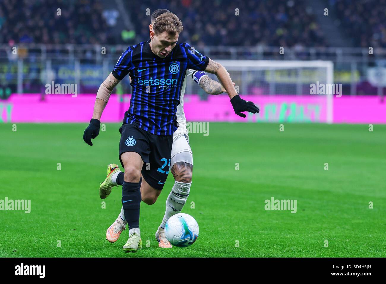 Nicolo Barella du FC Internazionale vu en action lors du match de football de Serie A 2025/26 entre le FC Internazionale et le SS Lazio au stade San Siro de Milan crédit : Gonzales photo/Alamy Live News Banque D'Images