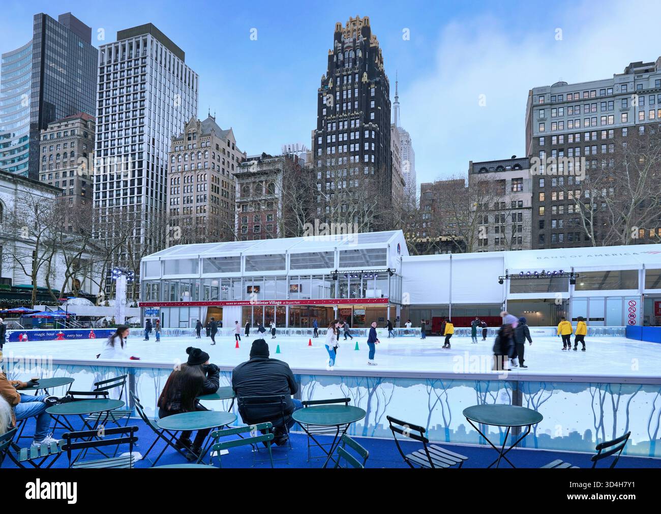 Patinoire d'hiver à Bryant Park, New York Banque D'Images