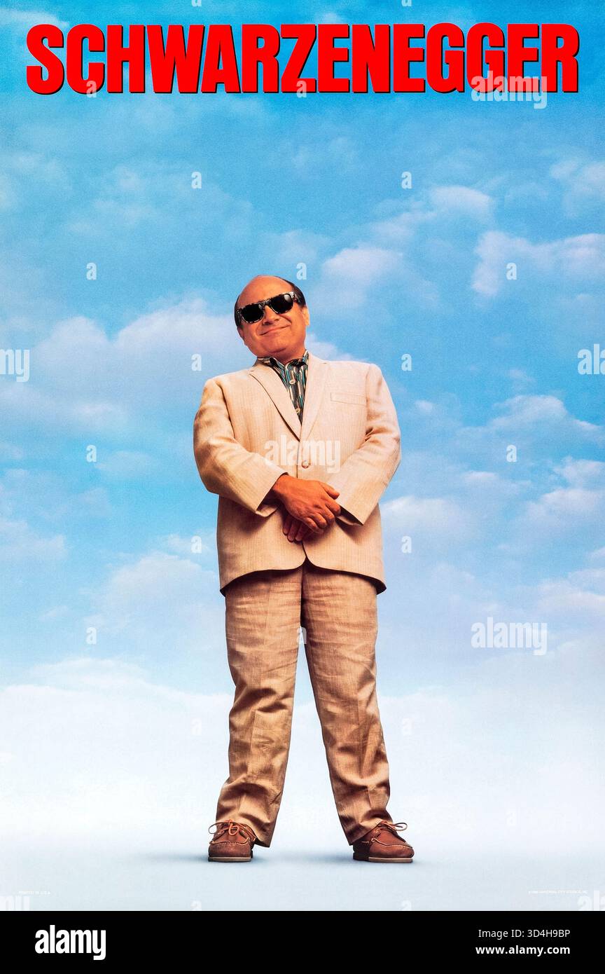 Twins (1988) réalisé par Ivan Reitman et mettant en vedette Danny DeVito dans le rôle de Vincent Benedict. Deux jumeaux fraternels improbables, séparés à la naissance dans le cadre d'une expérience génétique, se réunissent et se lancent dans un voyage pour retrouver leur mère, découvrant leurs différences marquées et formant un lien unique. Photographie d'une affiche originale US Advance de 1988 À USAGE ÉDITORIAL EXCLUSIF. Crédit : BFA / Universal Pictures Banque D'Images