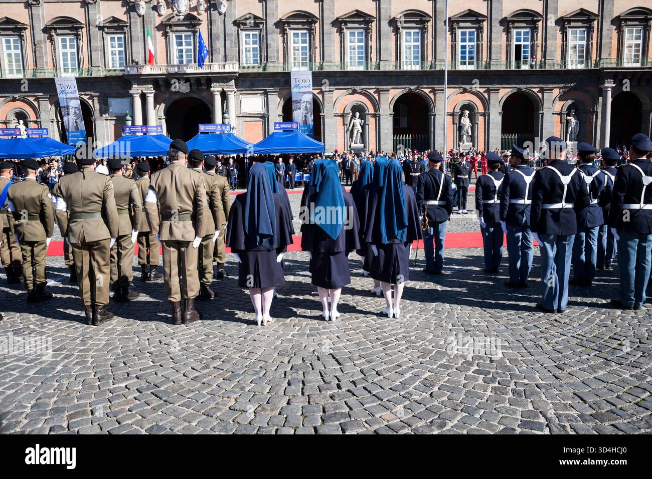 11-04-2025. Naples, Italie. Journée de l'unité nationale et des forces armées. À Naples, l'occasion est marquée par une cérémonie militaire sur la Piazza del Plebiscito. Banque D'Images