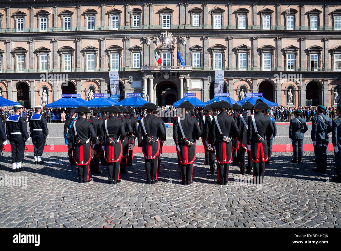 11-04-2025. Naples, Italie. Journée de l'unité nationale et des forces armées. À Naples, l'occasion est marquée par une cérémonie militaire sur la Piazza del Plebiscito. Banque D'Images