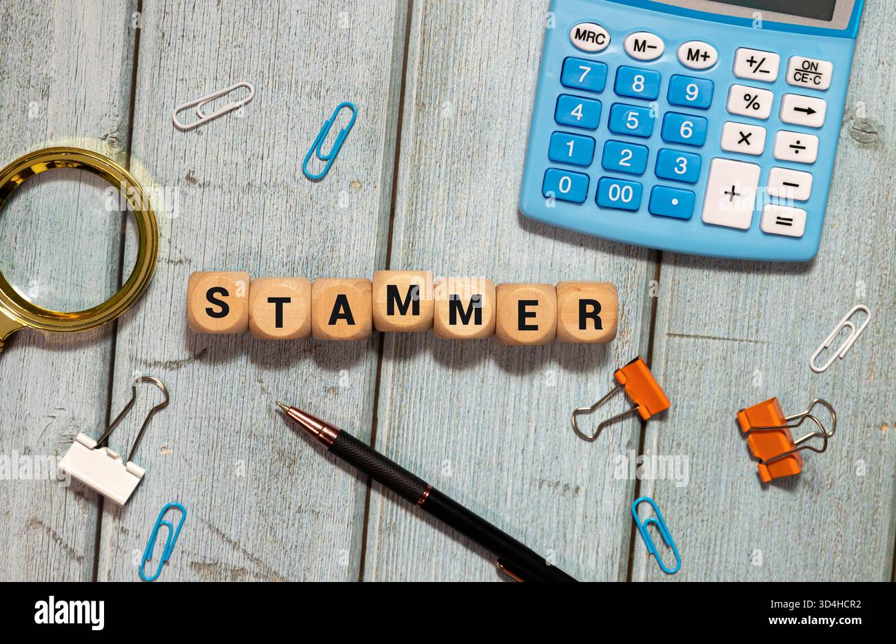 Vue de dessus blocs avec le mot STAMMER sur le fond blanc avec des pilules Banque D'Images
