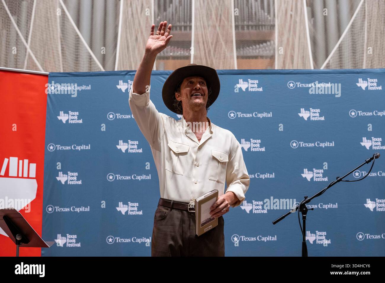Austin, Texas, États-Unis. 09 novembre 2025. L'acteur MATTHEW MCCONAUGHEY lit de la poésie de son nouveau livre 'Poems & Prayers' lors de la clôture du 30e Texas Book Festival dans le centre-ville d'Austin le 9 novembre 2025. Il est ensuite accompagné du chanteur Lyle Lovett (non représenté). Crédit : Bob Daemmrich/Alamy Live News crédit : Bob Daemmrich/Alamy Live News Banque D'Images