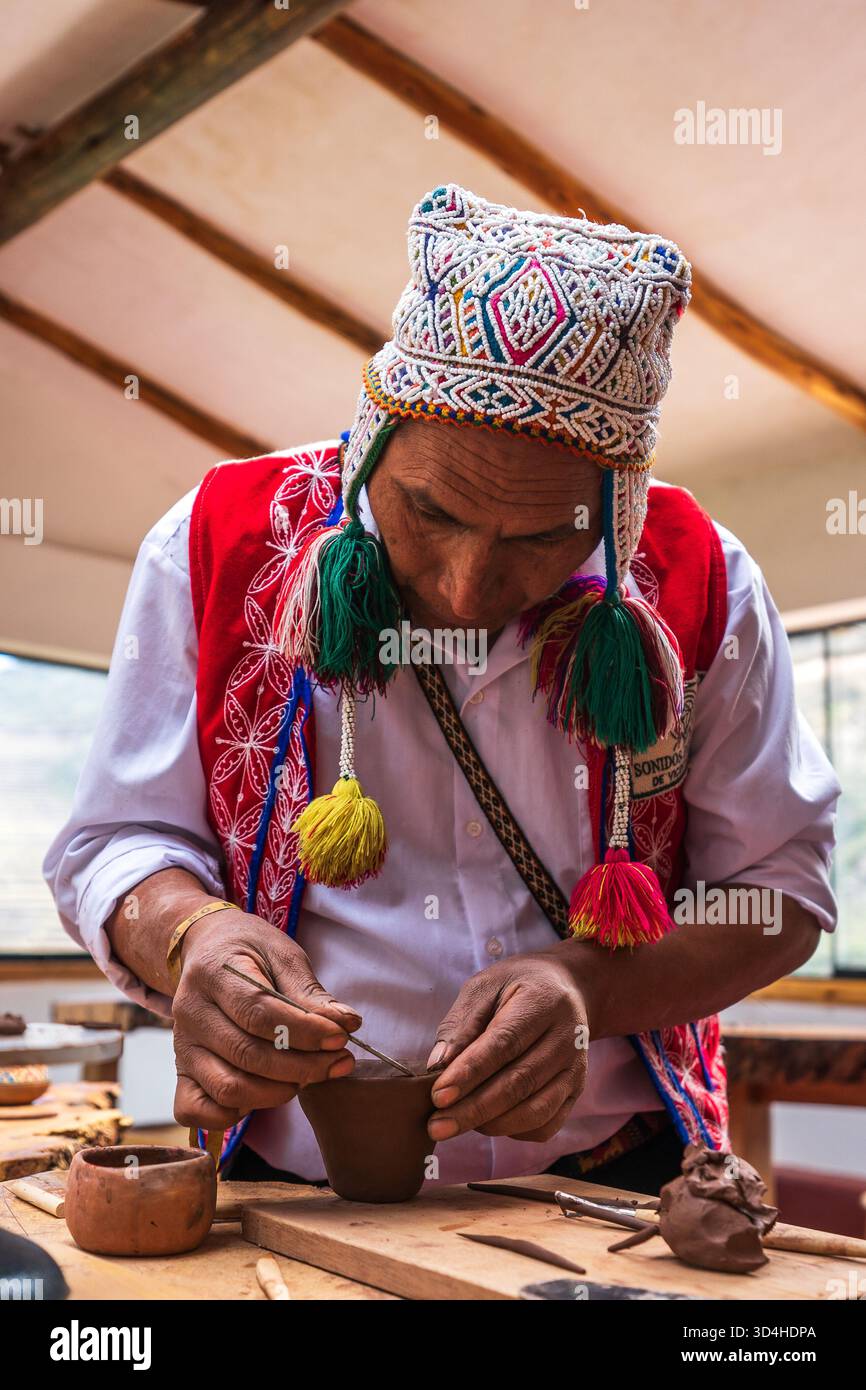 Artisan quechua façonnant une coupe d’argile lors d’un cours de poterie à l’atelier de céramique Inka Nan. Pisac, région de Cusco, Pérou, 2025-05-29. Banque D'Images