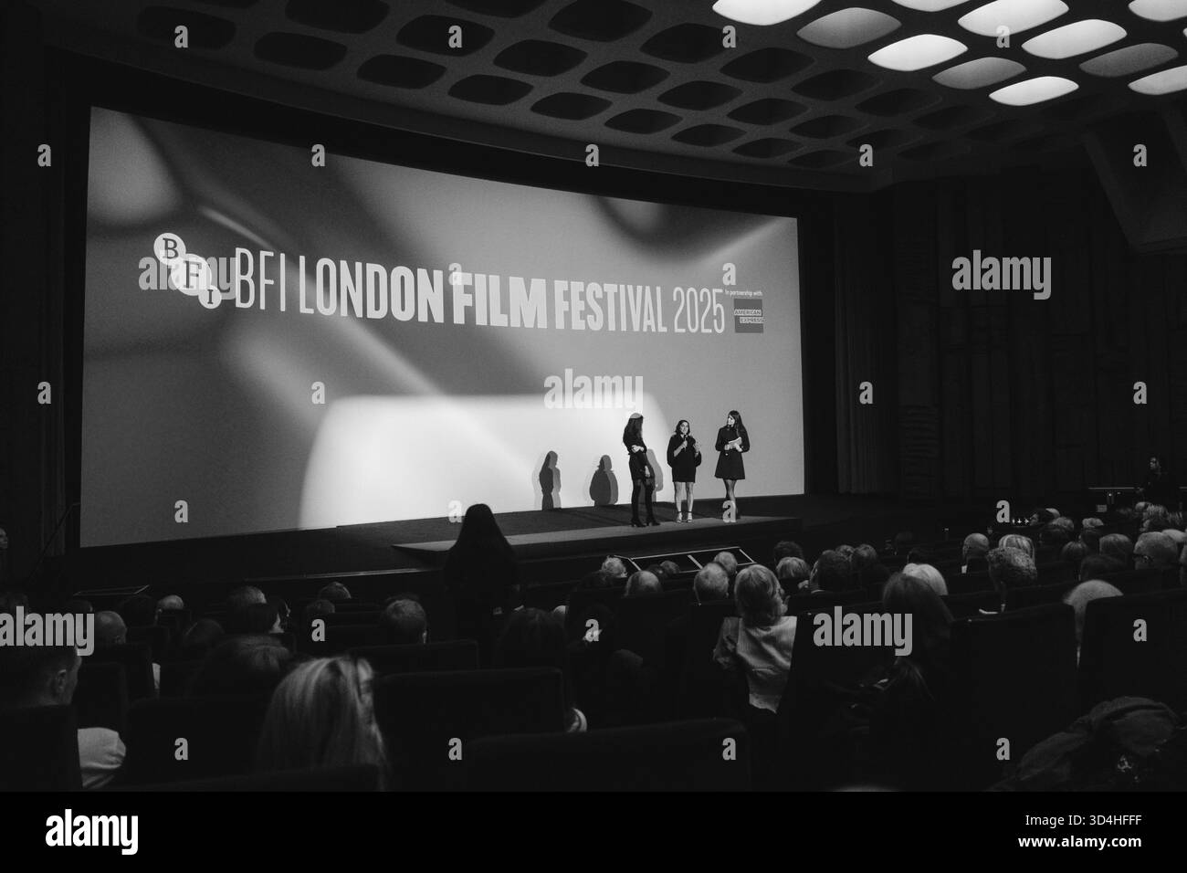 Lynsey Addario et Chai Vasarhelyi montent sur scène au BFI London film Festival 2025 pour la première projection de 'Love+War' Banque D'Images