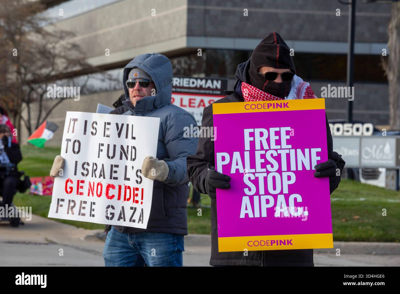 Farmington Hills, Michigan, États-Unis. 10 novembre 2025. Des militants ont piqué le bureau de la sénatrice américaine Haley Stevens en banlieue de Détroit pour protester contre l'acceptation par le sénateur du financement de la campagne de la Commission américaine des affaires publiques d'Israël (AIPAC). CodePink est une organisation féministe anti-guerre. Crédit : Jim West/Alamy Live News Banque D'Images