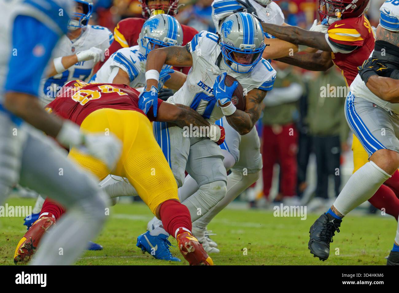 Jahmyr Gibbs (0) court à travers la ligne lors du match de saison régulière de la NFL au Northwest Stadium de Landover Maryland le 9 novembre 2025. Les Lions de Détroit ont battu les Commanders de Washington 44-22 (Jeff Scudder / image of Sport) Banque D'Images