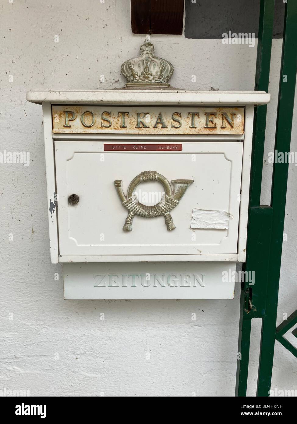 Ancienne boîte aux lettres murale avec « Postkasten » et logo de corne postale à Cochem, Allemagne - Image de stock capturée avec un smartphone
